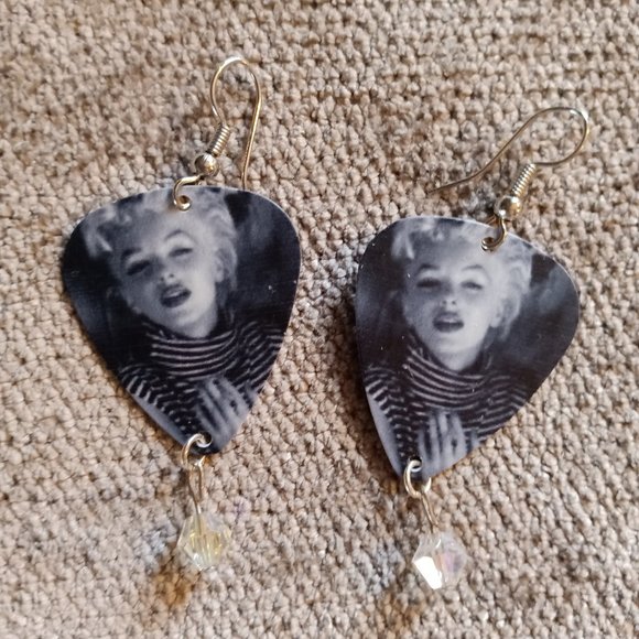 MARILYN MONROE GUITAR PICK EARRINGS - NECKLACE SET - Picture 1 of 2
